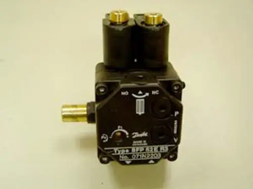 Ölpumpe mit zwei elektrischen Anschlüssen und einem seitlichen Rohranschluss, bezeichnet mit der Marke Remeha.